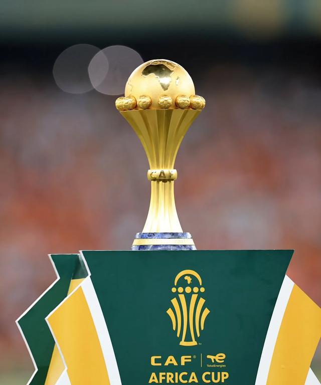 记者：奥斯卡身边人认为他没法继续踢球了，他在体能测试时突感不适（记者：奥斯卡身边人士称他或已无法再踢球，体能测试中突感不适）