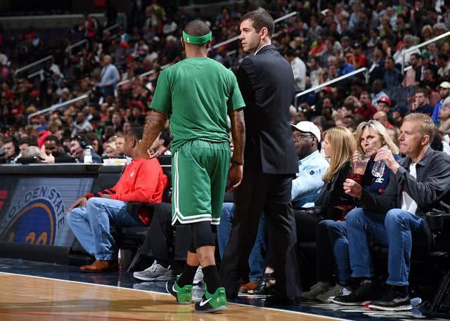 记者：王刚伤情比想象中好，侯森缝了20多针坐火车返京（记者称王刚伤势好于预期，侯森缝20余针已乘火车回京）