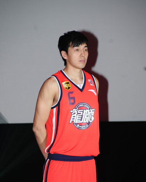 萨索洛前锋皮纳蒙蒂比赛时家中失窃，事发时孩子和保姆在家里（萨索洛射手皮纳蒙蒂比赛期间家中被盗，案发时孩子与保姆在屋内）