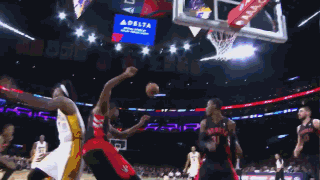 湖人惨败，詹姆斯赛后暗示球权分配有问题，没有打出团队篮球（湖人遭大败，詹姆斯赛后暗指球权失衡，团队配合乏力）