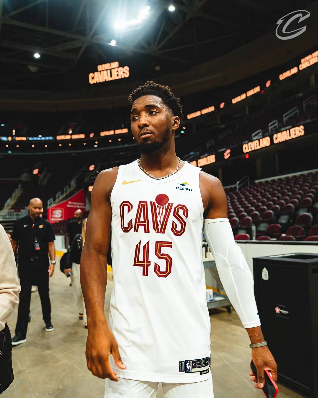 安东内拉晒为蒂亚戈庆生照，举办了一个巴萨主题生日派对（安东内拉分享蒂亚戈生日照，巴萨主题派对温馨举行）