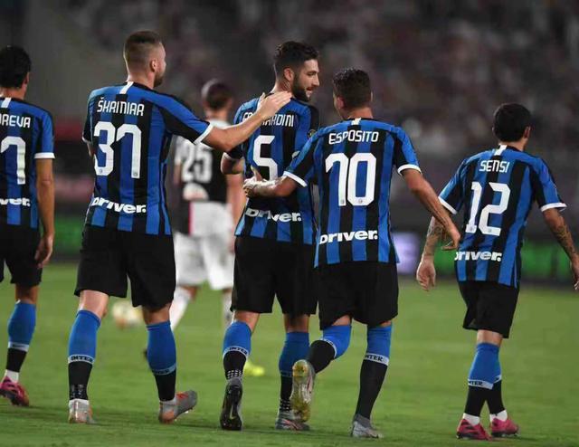 苏超冠军泰州队主教练莅临指导学校足球队员垫球运球技术！（苏超冠军泰州队主帅走进校园，亲授垫球与运球技巧）