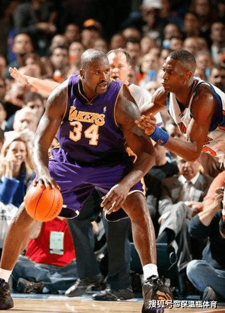 和三笘薰合影的11岁小球员有日本和法国血统，出自吉田麻也担任院长的青训机构（与三笘薰合影的11岁小将为日法混血，出自吉田麻也任院长的青训机构）