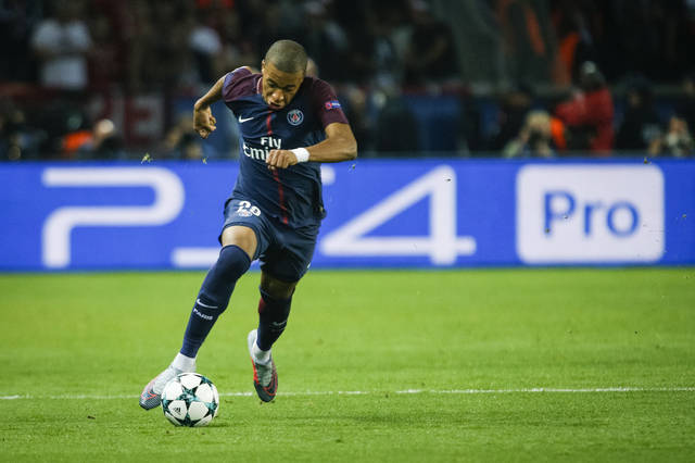 TA：范德芬的速度和力量令人难以置信；西蒙斯表现堪称完美（TA评：范德芬速度与力量惊人，西蒙斯发挥无可挑剔）