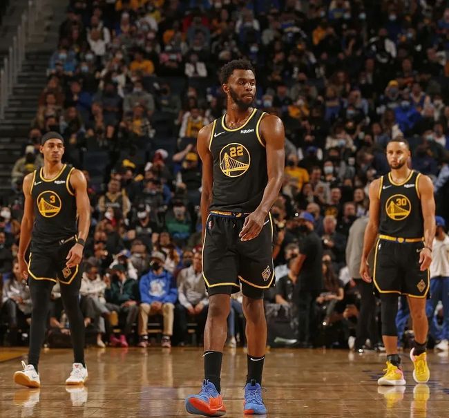 U22国家队走进成都实验小学西区分校，黄博文、于大宝等人与师生互动（U22国家队走访成都实验小学西区分校，黄博文、于大宝等人与师生开展互动交流）